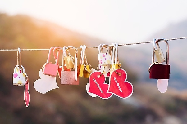 포토 JPG 해외이미지 모양 전통 손 디자인 커플 여자 행복 문화 여행 결혼 백그라운드 컨셉 가족 결혼식 열쇠 자물쇠 발렌타인데이 사랑 사람 사람없음 빨간색 컬러풀 뷰티 금속 낭만 수확 하트 축하 잡기 심볼 사인 잠금 약혼 옛날 해외포토 감정 컬러 농업 관계 모션 데이이벤트 재질 이벤트 신체부위 약속 보안 파일형식 이미지허브