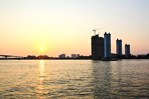 포토 JPG 해외이미지 실루엣 아시아 여행 오렌지 태국 자연 하늘 휴식 동양인 사람없음 야외 건물 가로 물 빛 강 햇빛 태양 뷰티 노란색 평화 침묵 황혼 일몰 새벽 보트 황금 저녁 장면 내추럴 해외포토 자연요소 건축물 나라 컬러 컨셉 배_교통 과일 촬영기법 인종 노을 소리 야간 생태계 파일형식 이미지허브