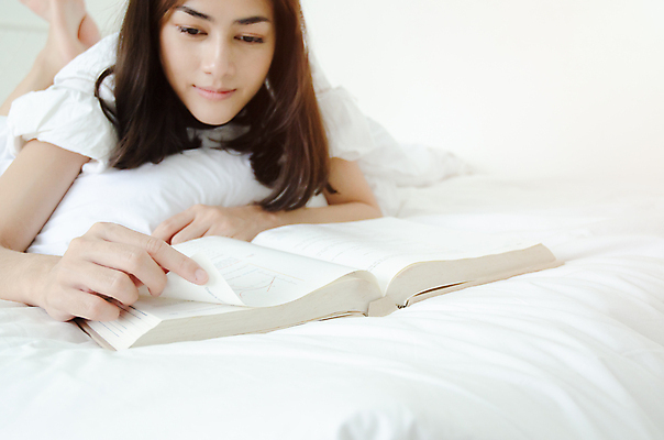 포토 JPG 해외이미지 백인 1 라이프스타일 여자 행복 백그라운드 창문 휴식 주택 실내 한명 미소 사람 동양인 성인 취미 내부 책 소파 독서 뷰티 방 흰색 읽기 리빙 거짓말 고립 옛날 혼자 해외포토 서양인 감정 컬러 컨셉 의자 모션 표정 인종 건물 생활 파일형식 이미지허브