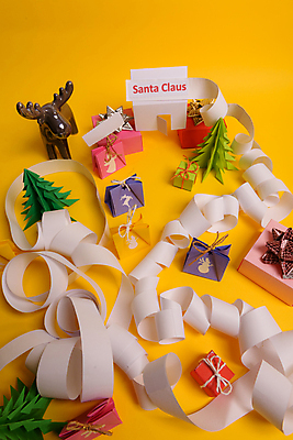 포토 JPG 해외이미지 종이 크리스마스 크리스마스용품 실내 사람없음 선물상자 쇼핑백 미니어처 루돌프 나무모형 노란배경 종이뭉치 크리스마스배경 해외포토 기념일 백그라운드 가방 사슴 선물 내부 상자 노란색 모형 용품 뭉치 파일형식 이미지허브