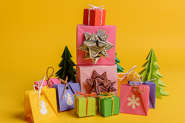 포토 JPG 해외이미지 종이 크리스마스 크리스마스용품 실내 사람없음 선물상자 쇼핑백 쌓기 종이공예 나무모형 노란배경 크리스마스배경 해외포토 기념일 백그라운드 가방 모션 선물 내부 상자 노란색 모형 공예 용품 파일형식 이미지허브