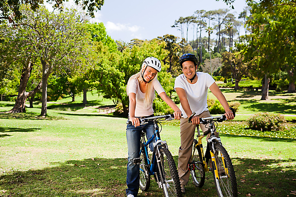 포토 JPG 해외이미지 주간 전신 백인 커플 응시 공원 여자 남자 커플라이프 미소 성인 야외 두명 앞모습 운동 건강관리 자전거 라이딩 성인만 해외포토 자연요소 서양인 라이프스타일 시선 공공시설 뷰포인트 관계 표정 건강 관리 사람 바이크 파일형식 이미지허브