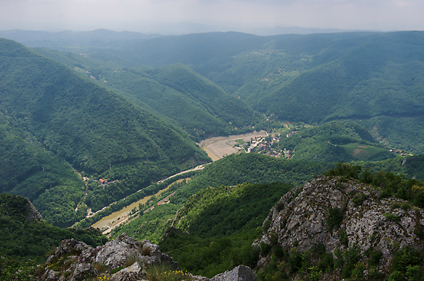 포토 JPG 해외이미지 계절 유럽 호수 여행 백그라운드 자연 하늘 아침 휴가 산 사람없음 야외 빨간색 초록색 물 파란색 빛 강 컬러풀 햇빛 태양 평화 일출 골짜기 계곡 스파 일몰 새벽 하이킹 숲 장면 서쪽 세르비아 해외포토 주간 자연요소 나라 컬러 컨셉 레저 노을 방향 생태계 파일형식 이미지허브