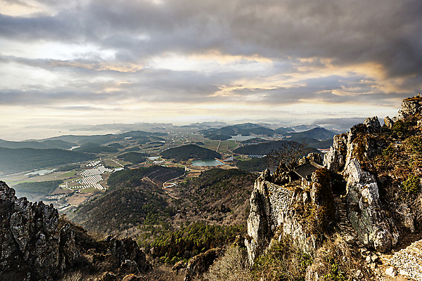 포토 JPG 주간 구름 불교 하늘 산 사람없음 야외 봄 사찰 전라남도 해남 국내여행 전경 달마산 달마고도 도솔암 국내포토 자연요소 계절 종교 길 여행 종교건축 풍경 전라도 파일형식 탑뷰