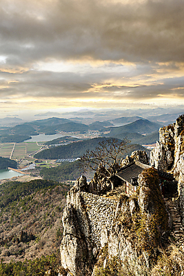 포토 JPG 주간 구름 불교 하늘 산 사람없음 야외 봄 사찰 전라남도 해남 국내여행 전경 달마산 달마고도 도솔암 국내포토 자연요소 계절 종교 길 여행 종교건축 풍경 전라도 파일형식 탑뷰