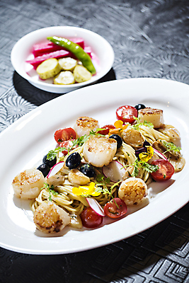 포토 JPG 접시 방울토마토 탁자 검은배경 파스타 실내 요리 사람없음 올리브 피클 관자 국내포토 식기 열매 가구 백그라운드 토마토 서양음식 내부 검은색 절임 파일형식