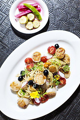 포토 JPG 접시 방울토마토 탁자 검은배경 파스타 실내 요리 사람없음 하이앵글 올리브 피클 관자 국내포토 식기 열매 뷰포인트 가구 백그라운드 토마토 서양음식 내부 검은색 절임 파일형식