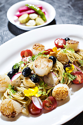 포토 JPG 접시 방울토마토 탁자 검은배경 파스타 실내 요리 사람없음 올리브 피클 관자 국내포토 식기 열매 가구 백그라운드 토마토 서양음식 내부 검은색 절임 파일형식