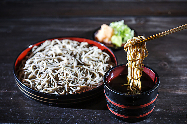 포토 JPG 젓가락 검은배경 실내 요리 들기 사람없음 아웃포커스 메밀국수 메밀면 일본그릇 젓가락질 일본음식 국내포토 그릇 음식 백그라운드 모션 촬영기법 수저 손짓 내부 검은색 면류 파일형식