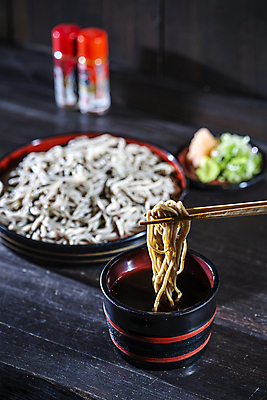 포토 JPG 젓가락 검은배경 실내 요리 들기 사람없음 아웃포커스 메밀국수 메밀면 일본그릇 젓가락질 일본음식 국내포토 그릇 음식 백그라운드 모션 촬영기법 수저 손짓 내부 검은색 면류 파일형식