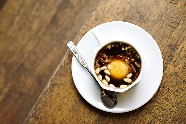 포토 JPG 실내 사람없음 하이앵글 전통차 찻잔 티스푼 컵받침 잣 노른자 나무탁자 쌍화차 중구 국내포토 뷰포인트 탁자 잔 서울 내부 차_음료 계란 숟가락 견과류 받침대 파일형식