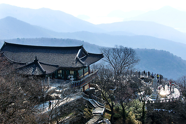 포토 JPG 주간 한국전통 불교 산 한옥 풍경 사람없음 야외 사찰 경상남도 흐림 국내여행 남해군 보리암 국내포토 자연요소 전통 종교 여행 고건축 종교건축 날씨 한국 경상도 파일형식