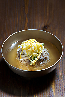 포토 JPG 그릇 여름음식 실내 요리 사람없음 고명 냉면 나무탁자 평양냉면 북한음식 국내포토 식기 한식 음식 탁자 내부 파일형식 여름_계절