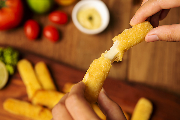 포토 JPG 스튜디오촬영 손 음식 토마토 방울토마토 치즈 실내 아웃포커스 신체부위 튀김 잡기 마요네즈 늘이기 치즈스틱 바삭바삭 나무배경 국내포토 백그라운드 컨셉 채소 모션 유제품 촬영기법 사람 내부 과자 소스_음식 파일형식