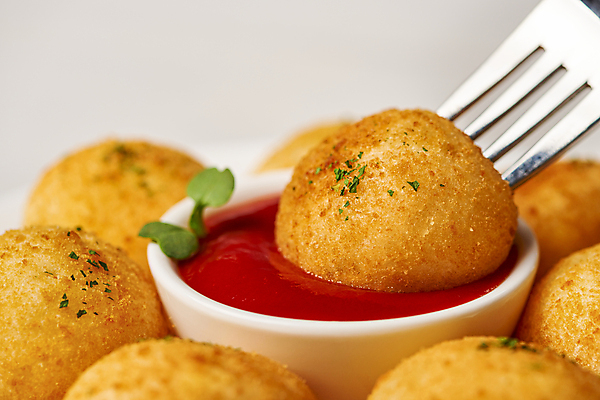 포토 JPG 스튜디오촬영 음식 포크 실내 근접촬영 사람없음 튀김 케첩 흰배경 새싹채소 소스그릇 찍기 파슬리가루 치즈볼 바삭바삭 국내포토 그릇 식기 뷰포인트 백그라운드 컨셉 채소 모션 디저트 내부 흰색 소스_음식 가루 파일형식