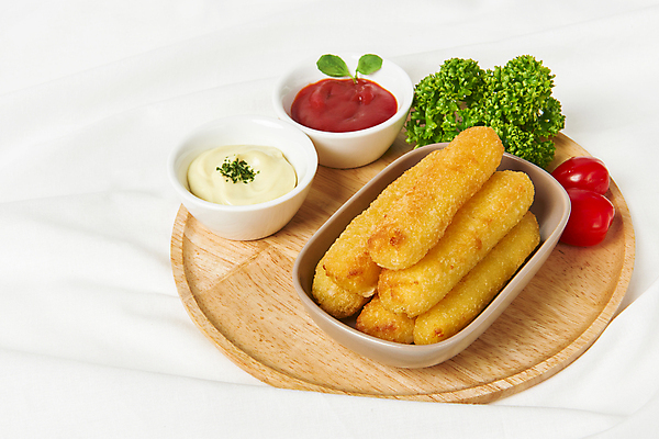 포토 JPG 스튜디오촬영 그릇 음식 방울토마토 실내 사람없음 쌓기 튀김 케첩 흰배경 담기 마요네즈 나무쟁반 새싹채소 소스그릇 파슬리가루 치즈스틱 바삭바삭 국내포토 식기 백그라운드 컨셉 토마토 채소 모션 쟁반 내부 목재 과자 흰색 소스_음식 가루 파일형식