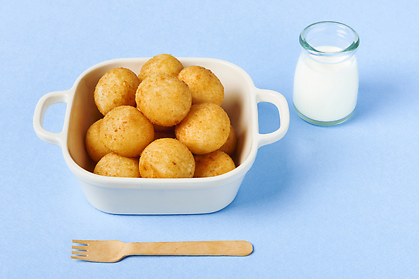 포토 JPG 스튜디오촬영 그릇 음식 실내 사람없음 우유 튀김 우유병 담기 파란배경 나무포크 치즈볼 바삭바삭 국내포토 식기 백그라운드 포크 컨셉 모션 병_용기 디저트 유제품 내부 파란색 파일형식