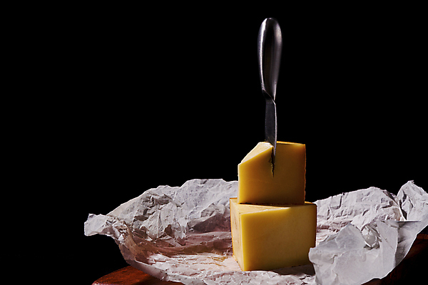 포토 JPG 스튜디오촬영 음식 식재료 검은배경 치즈 실내 사람없음 쌓기 꽂음 기름종이 치즈나이프 국내포토 종이 백그라운드 모션 유제품 내부 검은색 나이프 파일형식