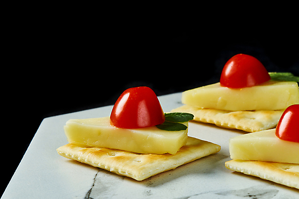 포토 JPG 스튜디오촬영 방울토마토 검은배경 디저트 치즈 실내 근접촬영 사람없음 크래커 애피타이저 카나페 대리석 새싹채소 국내포토 음식 뷰포인트 백그라운드 토마토 채소 재료 유제품 서양음식 내부 쿠키 검은색 파일형식