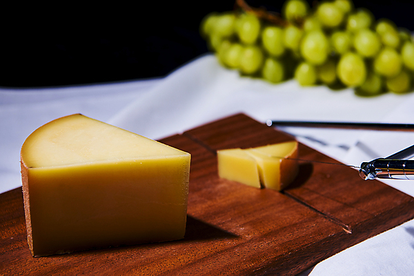 포토 JPG 스튜디오촬영 음식 식재료 검은배경 치즈 실내 사람없음 자르기 천 청포도 나무도마 조각치즈 커터 국내포토 조각 백그라운드 모션 포도 유제품 도마 내부 목재 검은색 직물 파일형식