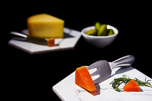 포토 JPG 스튜디오촬영 그릇 음식 포크 식재료 검은배경 치즈 실내 사람없음 칼 올리브 대리석 꽂음 로즈메리 국내포토 식기 열매 백그라운드 재료 유제품 내부 검은색 허브 파일형식