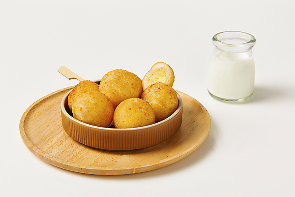 포토 JPG 스튜디오촬영 그릇 음식 실내 사람없음 우유 튀김 꼬치 우유병 흰배경 담기 이쑤시개 나무쟁반 치즈볼 바삭바삭 국내포토 식기 백그라운드 컨셉 모션 병_용기 디저트 유제품 쟁반 내부 목재 흰색 파일형식