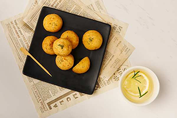 포토 JPG 스튜디오촬영 접시 음식 실내 사람없음 컵 물 하이앵글 튀김 꼬치 레몬 흰배경 로즈메리 이쑤시개 기름종이 플랫레이 치즈볼 바삭바삭 국내포토 자연요소 식기 종이 뷰포인트 백그라운드 컨셉 과일 디저트 내부 흰색 플랫 허브 파일형식