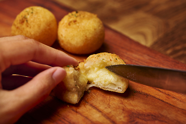 포토 JPG 스튜디오촬영 손 음식 치즈 실내 근접촬영 신체부위 튀김 칼 자르기 확인 반쪽 슬라이스 나무도마 치즈볼 바삭바삭 나무배경 국내포토 뷰포인트 백그라운드 컨셉 모션 디저트 유제품 도마 사람 내부 목재 파일형식