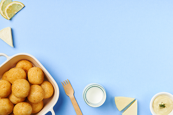 포토 JPG 스튜디오촬영 그릇 음식 치즈 실내 사람없음 하이앵글 우유 튀김 우유병 레몬 담기 파란배경 마요네즈 나무포크 소스그릇 플랫레이 카피스페이스 치즈볼 바삭바삭 국내포토 식기 뷰포인트 백그라운드 포크 컨셉 과일 모션 병_용기 디저트 유제품 내부 파란색 공백 소스_음식 플랫 파일형식