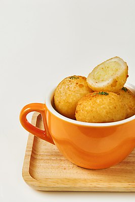 포토 JPG 스튜디오촬영 음식 실내 사람없음 컵 튀김 가득함 흰배경 담기 반쪽 나무쟁반 치즈볼 바삭바삭 국내포토 식기 백그라운드 컨셉 모션 디저트 쟁반 내부 목재 흰색 파일형식