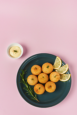 포토 JPG 스튜디오촬영 접시 음식 실내 사람없음 하이앵글 튀김 레몬 로즈메리 마요네즈 소스그릇 카피스페이스 치즈볼 분홍색배경 바삭바삭 국내포토 그릇 식기 뷰포인트 분홍색 백그라운드 컨셉 과일 디저트 내부 공백 소스_음식 허브 파일형식