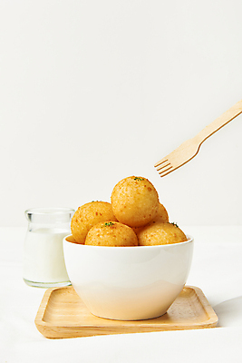 포토 JPG 스튜디오촬영 그릇 음식 실내 사람없음 쌓기 우유 튀김 우유병 흰배경 나무쟁반 나무포크 치즈볼 바삭바삭 국내포토 식기 백그라운드 포크 컨셉 모션 병_용기 디저트 유제품 쟁반 내부 목재 흰색 파일형식