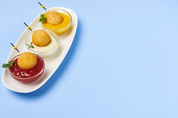 포토 JPG 스튜디오촬영 접시 음식 실내 사람없음 튀김 케첩 머스터드 파란배경 일렬 로즈메리 이쑤시개 마요네즈 새싹채소 소스그릇 파슬리가루 카피스페이스 치즈볼 바삭바삭 국내포토 그릇 식기 백그라운드 컨셉 채소 디저트 내부 파란색 공백 소스_음식 가루 허브 파일형식