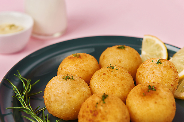 포토 JPG 스튜디오촬영 접시 음식 실내 근접촬영 사람없음 우유 튀김 레몬 로즈메리 마요네즈 소스그릇 치즈볼 분홍색배경 바삭바삭 국내포토 그릇 식기 뷰포인트 분홍색 백그라운드 컨셉 과일 디저트 유제품 내부 소스_음식 허브 파일형식