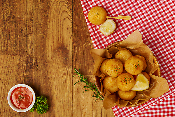 포토 JPG 스튜디오촬영 음식 실내 사람없음 하이앵글 튀김 천 레몬 담기 반쪽 칠리소스 로즈메리 이쑤시개 기름종이 나무그릇 파슬리가루 플랫레이 치즈볼 바삭바삭 나무배경 국내포토 그릇 종이 뷰포인트 백그라운드 컨셉 과일 모션 디저트 내부 목재 직물 소스_음식 플랫 가루 허브 파일형식