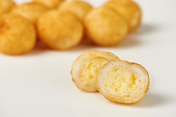 포토 JPG 스튜디오촬영 음식 단면 실내 근접촬영 사람없음 아웃포커스 튀김 흰배경 반쪽 치즈볼 바삭바삭 국내포토 뷰포인트 백그라운드 컨셉 디저트 촬영기법 내부 흰색 파일형식