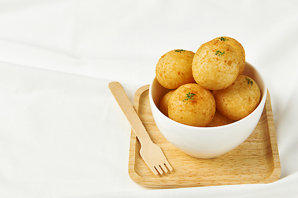 포토 JPG 스튜디오촬영 그릇 음식 실내 사람없음 튀김 흰배경 담기 나무쟁반 나무포크 치즈볼 바삭바삭 국내포토 식기 백그라운드 포크 컨셉 모션 디저트 쟁반 내부 목재 흰색 파일형식