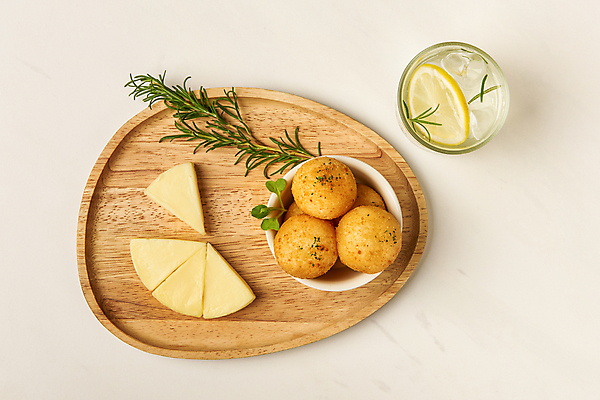 포토 JPG 스튜디오촬영 그릇 음식 잔 치즈 실내 사람없음 물 하이앵글 얼음 튀김 레몬 흰배경 담기 로즈메리 나무쟁반 새싹채소 조각치즈 파슬리가루 플랫레이 치즈볼 바삭바삭 국내포토 자연요소 식기 뷰포인트 조각 백그라운드 컨셉 채소 과일 모션 디저트 유제품 쟁반 내부 목재 흰색 플랫 가루 허브 파일형식