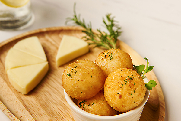 포토 JPG 스튜디오촬영 그릇 음식 치즈 실내 근접촬영 사람없음 튀김 흰배경 담기 로즈메리 나무쟁반 새싹채소 조각치즈 치즈볼 바삭바삭 국내포토 식기 뷰포인트 조각 백그라운드 컨셉 채소 모션 디저트 유제품 쟁반 내부 목재 흰색 허브 파일형식