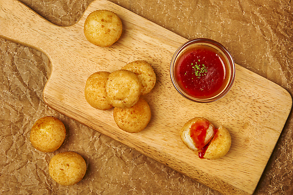 포토 JPG 스튜디오촬영 음식 실내 사람없음 하이앵글 쌓기 튀김 반쪽 슬라이스 칠리소스 나무도마 소스그릇 플랫레이 치즈볼 갈색배경 바삭바삭 국내포토 그릇 뷰포인트 백그라운드 컨셉 모션 디저트 도마 내부 목재 갈색 소스_음식 플랫 파일형식