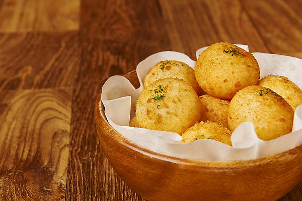 포토 JPG 스튜디오촬영 음식 실내 근접촬영 사람없음 튀김 담기 기름종이 나무그릇 치즈볼 바삭바삭 나무배경 국내포토 그릇 종이 뷰포인트 백그라운드 컨셉 모션 디저트 내부 목재 파일형식