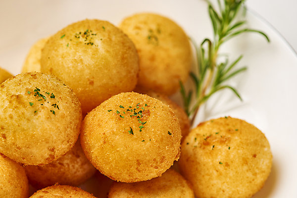 포토 JPG 스튜디오촬영 음식 실내 근접촬영 사람없음 쌓기 튀김 흰배경 로즈메리 파슬리가루 치즈볼 바삭바삭 국내포토 뷰포인트 백그라운드 컨셉 모션 디저트 내부 흰색 가루 허브 파일형식