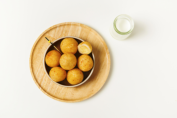 포토 JPG 스튜디오촬영 그릇 음식 단면 실내 사람없음 하이앵글 우유 튀김 우유병 흰배경 담기 슬라이스 이쑤시개 나무쟁반 플랫레이 치즈볼 바삭바삭 국내포토 식기 뷰포인트 백그라운드 컨셉 모션 병_용기 디저트 유제품 쟁반 내부 목재 흰색 플랫 파일형식