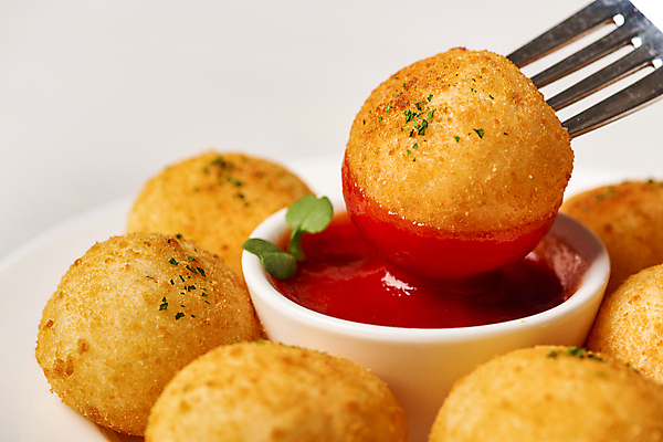 포토 JPG 스튜디오촬영 음식 포크 실내 근접촬영 사람없음 튀김 케첩 흰배경 꽂음 새싹채소 소스그릇 찍기 파슬리가루 치즈볼 바삭바삭 국내포토 그릇 식기 뷰포인트 백그라운드 컨셉 채소 모션 디저트 내부 흰색 소스_음식 가루 파일형식