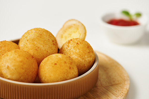 포토 JPG 스튜디오촬영 접시 음식 단면 실내 근접촬영 사람없음 아웃포커스 튀김 케첩 흰배경 담기 슬라이스 나무쟁반 치즈볼 바삭바삭 국내포토 식기 뷰포인트 백그라운드 컨셉 모션 디저트 쟁반 촬영기법 내부 목재 흰색 소스_음식 파일형식