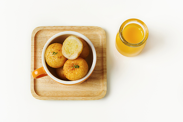 포토 JPG 스튜디오촬영 음식 단면 유리병 실내 사람없음 컵 하이앵글 튀김 오렌지주스 흰배경 담기 슬라이스 나무쟁반 파슬리가루 치즈볼 바삭바삭 국내포토 식기 뷰포인트 백그라운드 컨셉 모션 병_용기 디저트 쟁반 내부 목재 흰색 과일주스 가루 파일형식