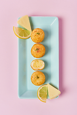 포토 JPG 스튜디오촬영 접시 음식 단면 치즈 실내 사람없음 하이앵글 튀김 레몬 슬라이스 일렬 조각치즈 치즈볼 분홍색배경 바삭바삭 국내포토 식기 뷰포인트 분홍색 조각 백그라운드 컨셉 과일 디저트 유제품 내부 파일형식