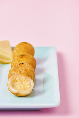 포토 JPG 스튜디오촬영 접시 음식 단면 실내 근접촬영 사람없음 튀김 슬라이스 일렬 파슬리가루 치즈볼 분홍색배경 바삭바삭 국내포토 식기 뷰포인트 분홍색 백그라운드 컨셉 디저트 내부 가루 파일형식