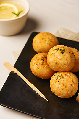 포토 JPG 스튜디오촬영 접시 음식 실내 근접촬영 사람없음 컵 물 쌓기 튀김 꼬치 레몬 흰배경 이쑤시개 파슬리가루 치즈볼 바삭바삭 국내포토 자연요소 식기 뷰포인트 백그라운드 컨셉 과일 모션 디저트 내부 흰색 가루 파일형식