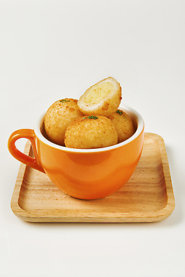 포토 JPG 스튜디오촬영 음식 단면 실내 사람없음 컵 튀김 흰배경 담기 슬라이스 나무쟁반 파슬리가루 치즈볼 바삭바삭 국내포토 식기 백그라운드 컨셉 모션 디저트 쟁반 내부 목재 흰색 가루 파일형식